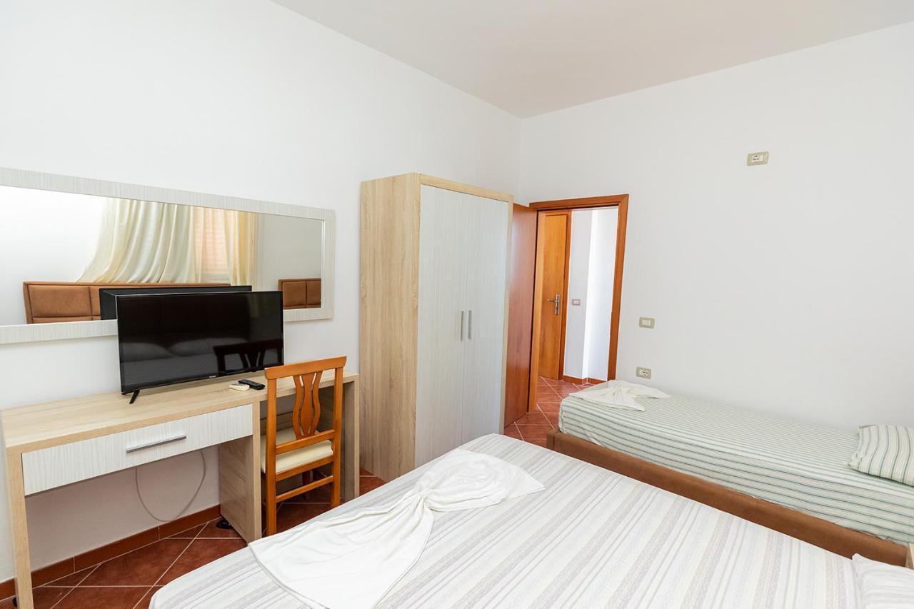 Hotel Dini Radhimë 外观 照片