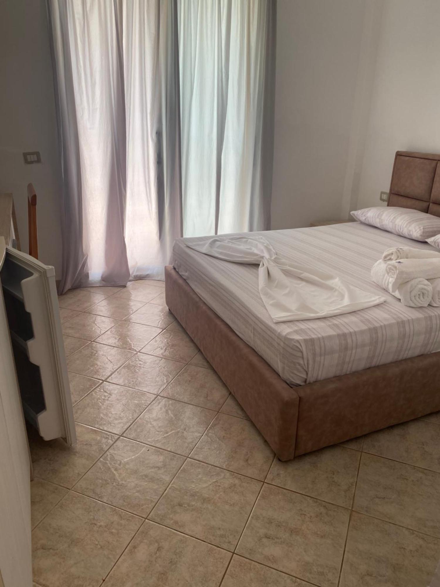 Hotel Dini Radhimë 外观 照片